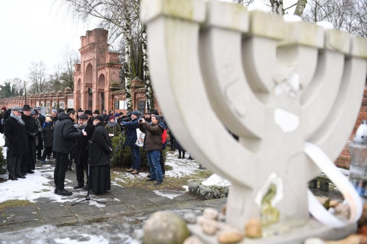 Łódź, 17.01.2019. Arcybiskup metropolita łódzki Grzegorz Ryś (C-P), naczelny rabin Polski Michael Schudrich (C) i rabin gminy wyznaniowej żydowskiej w Łodzi Dawid Szychowski (C-L), 17 bm. przed wspólną modlitwą na Cmentarzu Żydowskim w Łodzi, inaugurującą obchody XXII Ogólnopolskich Dni Judaizmu w Kościele Katolickim. Fot. PAP/G. Michałowski