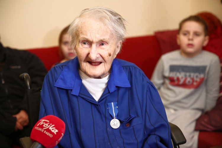 Kraków, 22.01.2020. Odznaczona przyznawanym przez prezydenta RP medalem Stulecia Odzyskanej Niepodległości pani Maria Nowak (C), 22 bm. w Krakowie. Fot. PAP/Ł. Gągulski