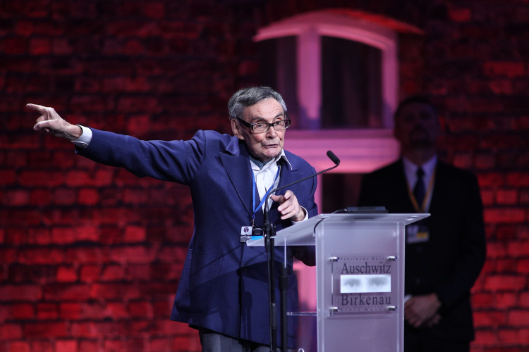 Były więzień obozu Marian Turski podczas uroczystości przed Bramą Śmierci byłego obozu Auschwitz II-Birkenau w Oświęcimiu. Fot. PAP/Ł. Gągulski Były więzień obozu Marian Turski podczas uroczystości przed Bramą Śmierci byłego obozu Auschwitz II-Birkenau w Oświęcimiu. Fot. PAP/Ł. Gągulski