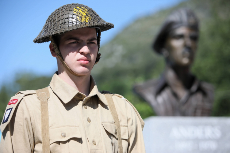 Monte Cassino, Włochy, 17.05.2019. Polska delegacja złożyła kwiaty pod pomnikiem gen. Władysława Andersa. Fot. PAP/L. Szymański