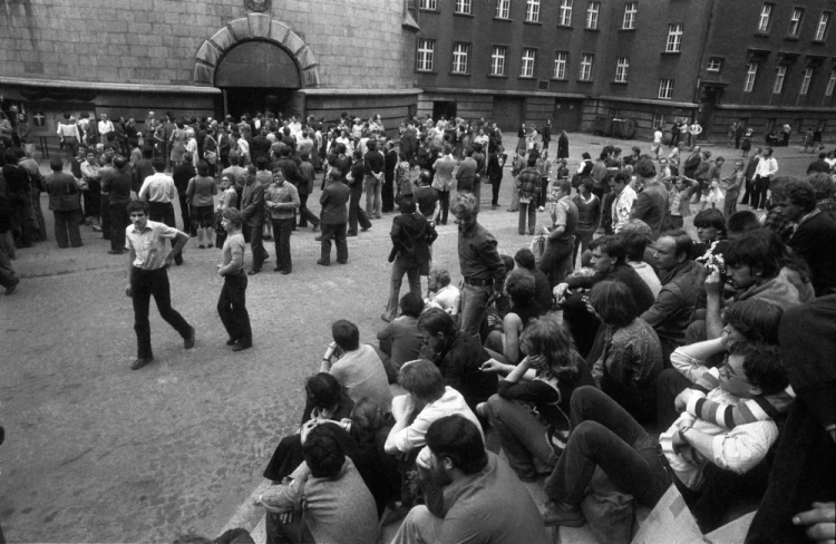 Katowice, 1981-05-25. Niezależne Zrzeszenie Studentów oraz Solidarność zorganizowały marsz protestacyjny przeciwko przetrzymywaniu więźniów politycznych. Nz. uczestnicy marszu. Fot. PAP/CAF/K. Seko