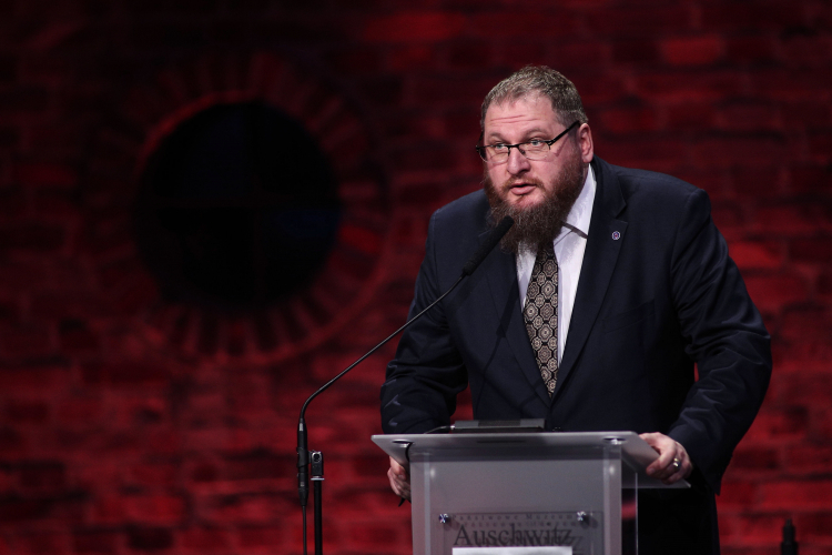 Dyrektor Państwowego Muzeum Auschwitz-Birkenau Piotr Cywiński podczas uroczystości przed Bramą Śmierci byłego obozu w Oświęcimiu. Fot. PAP/Ł. Gągulski