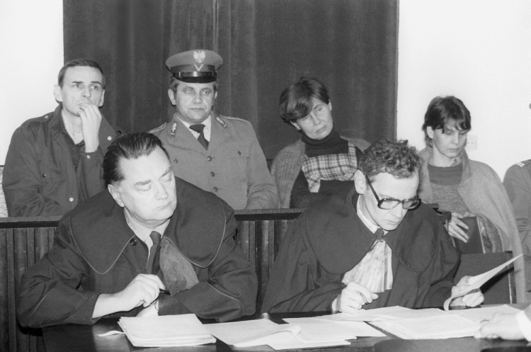 Warszawa, 1983-02. Proces organizatorów Radia Solidarność w Sądzie Warszawskiego Okręgu Wojskowego. Nz. na ławie oskarżonych: Zbigniew Romaszewski (L), Zofia Romaszewska (3L) Danuta Jadczak (P). Obrońcy: mec. Jan Olszewski (L) i mec. Jacek Taylor (P). Fot. PAP/G. Roginski