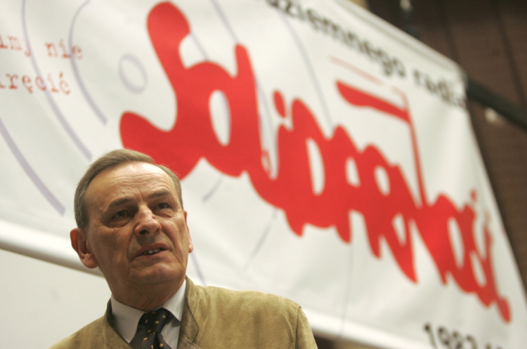 Warszawa, 2007-04-15. Senator Zbigniew Romaszewski podczas konferencji prasowej na zakończenie jubileuszowej konferencji „XXV-lecie podziemnego radia Solidarność”. Fot. PAP/B. Zborowski