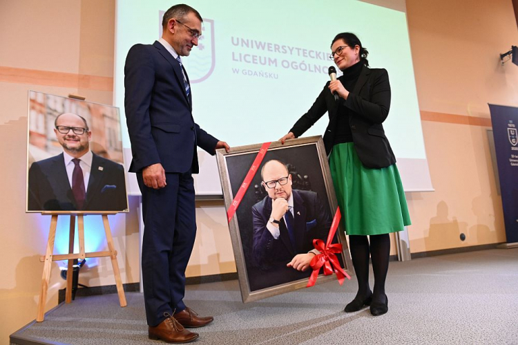 Dyrektor Uniwersyteckiego Liceum Ogólnokształcącego Waldemar Kotowski oraz prezydent Gdańska Aleksandra Dulkiewicz podczas uroczystości nadania placówce imienia Pawła Adamowicza. Fot. PAP/J. Dzban