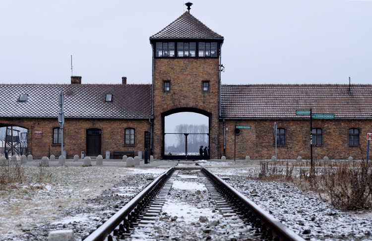 Oświęcim, 08.02.2017. Brama obozu Auschwitz II-Birkenau. Fot. PAP/A. Grygiel