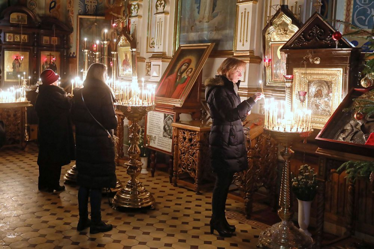 Całonocne czuwanie w soborze św. Mikołaja w Białymstoku w wigilię Bożego Narodzenia według kalendarza juliańskiego. Fot. PAP/A. Reszko