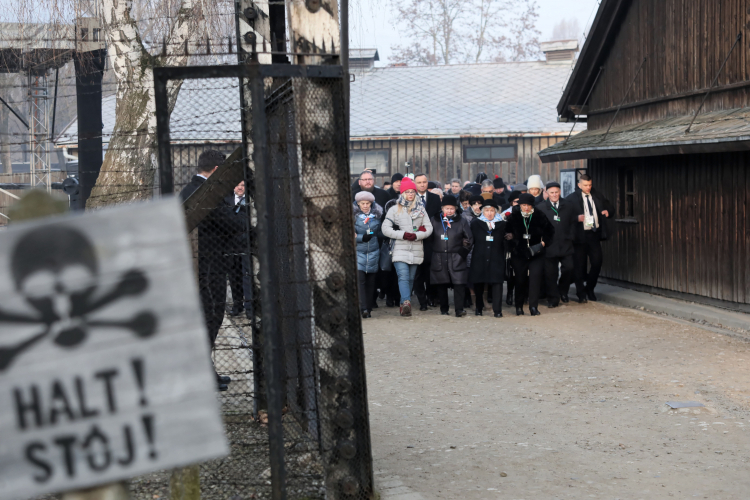 Oświęcim, 27.01.2020. Byli więźniowie oraz prezydent Andrzej Duda na terenie byłego obozu Auschwitz II-Birkenau. Fot. PAP/A. Grygiel