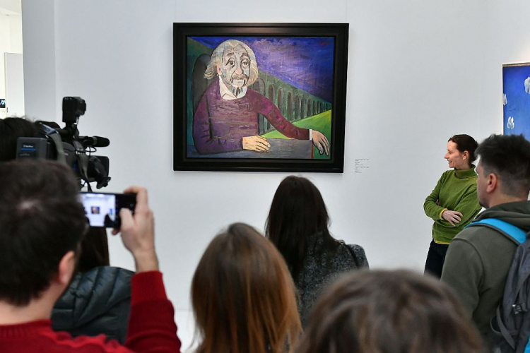 Prezentacja pozyskanego do zbiorów Muzeum Sztuki Współczesnej we Wrocławiu obrazu Wojciecha Fangora „Einstein” w Pawilonie Czterech Kopuł. Fot. PAP/M. Kulczyński