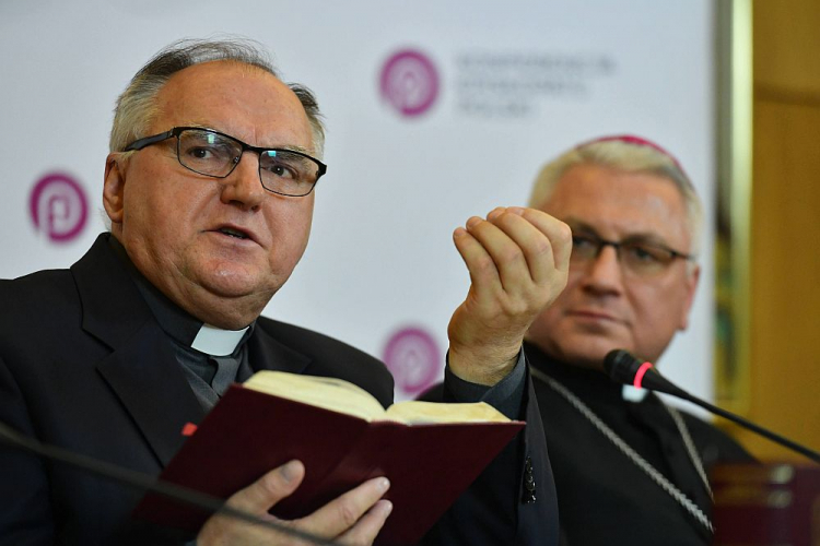 Ks. prof. dr hab. Henryk Witczyk (L) podczas konferencji prasowej nt. Niedzieli Słowa Bożego. Warszawa, 21.01.2020. Fot. PAP/P. Nowak