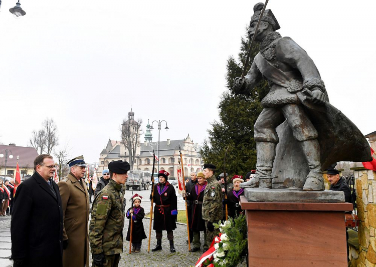 Szef Urzędu ds. Kombatantów i Osób Represjonowanych Jan Józef Kasprzyk (L) podczas uroczystości przy pomniku gen. Mariana Langiewicza w Wąchocku z okazji obchodów 157. rocznicy wybuchu Powstania Styczniowego. Fot. PAP/P. Polak