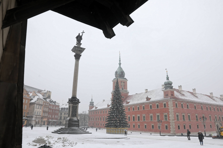 Warszawa, 08.01.2019. Widok na Plac Zamkowy w Warszawie.  PAP/T. Gzell