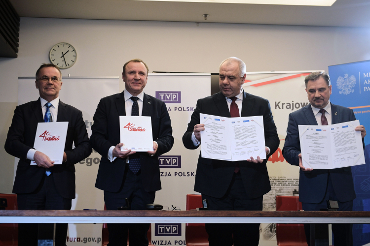 Wiceminister kultury i dziedzictwa narodowego Jarosław Sellin (L), prezes TVP Jacek Kurski (2L), przewodniczący NSZZ „Solidarność” Piotr Duda (P) oraz wicepremier, minister aktywów państwowych Jacek Sasin (2P) podczas uroczystego podpisania listu intencyjnego ws. organizacji i produkcji koncertu z okazji 40-lecia powstania NSZZ „Solidarność”. Fot. PAP/M. Obara
