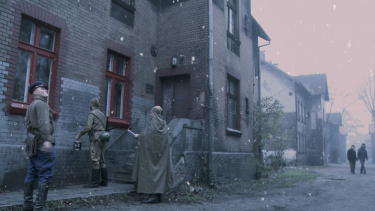 Rekonstrukcja wydarzeń ze stycznia 1945 r. na Górnym Śląsku, kadr z filmu „Tragedia Górnośląska 1945”. Źródło: IPN Katowice