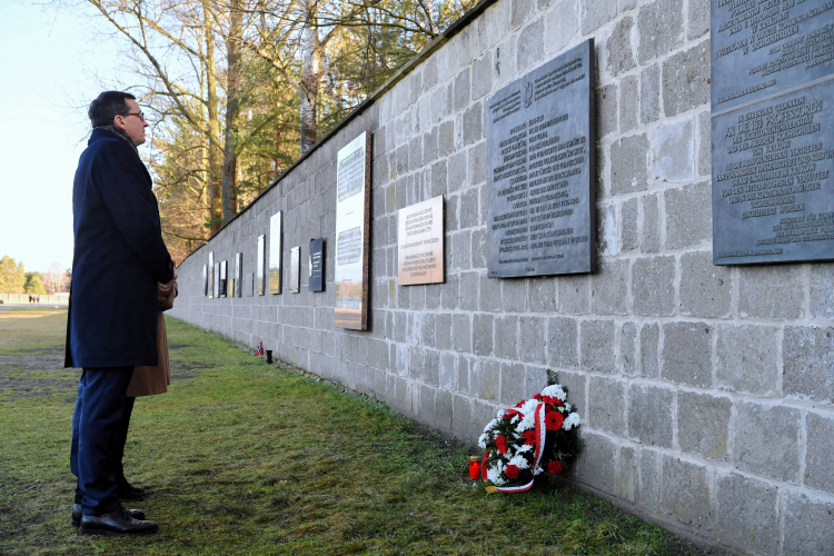 Oranienburg 28.01.2020. Premier Mateusz Morawiecki podczas wizyty w byłym nazistowskim obozie koncentracyjnym KL Sachsenhausen.  PAP/P. Nowak