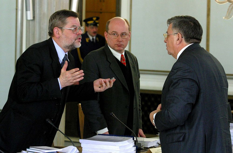 Lew Rywin (P) w rozmowie z członkami sejmowej komisji śledczej Tomaszem Nałęczem (L) i Janem Marią Rokita. 22.02.2003. Fot. PAP/T. Gzell