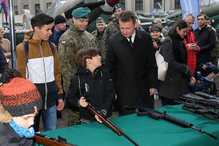 Minister obrony narodowej Mariusz Błaszczak (C) podczas wojskowego pikniku „Służymy Niepodległej”. Warszawa, 10.11.2019. Fot. PAP/R. Pietruszka