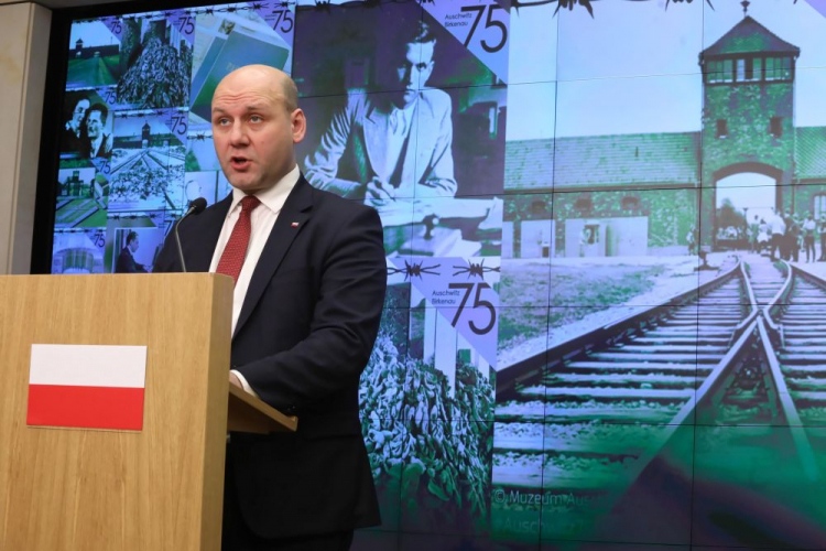 Warszawa, 21.01.2020. Wiceminister spraw zagranicznych Szymon Szynkowski vel Sęk podczas konferencji prasowej. Konferencja dotyczyła organizowanego przez Instytut Yad Vashem w Jerozolimie Światowego Forum Holokaustu. Fot. PAP/T. Gzell Warszawa, 21.01.2020. Wiceminister spraw zagranicznych Szymon Szynkowski vel Sęk podczas konferencji prasowej. Konferencja dotyczyła organizowanego przez Instytut Yad Vashem w Jerozolimie Światowego Forum Holokaustu. Fot. PAP/T. Gzell