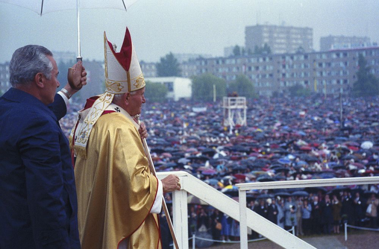 Papież Jan Paweł II podczas uroczystości Najświętszego Serca Pana Jezusa. Płock, 07.06.1991. Fot. PAP/W. Kryński