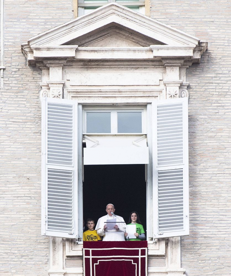 Papież Franciszek podczas spotkania na modlitwie Anioł Pański w Watykanie. 26.01.2020. Fot. PAP/EPA