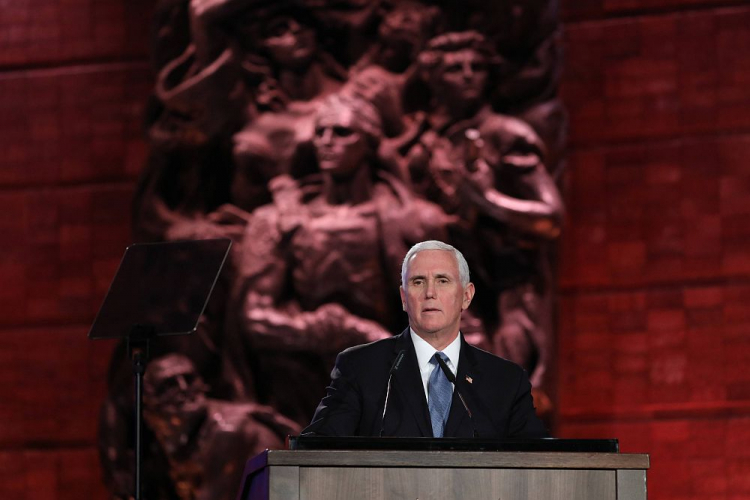 Wiceprezydent USA Mike Pence podczas V Światowego Forum Holokaustu. Fot. PAP/EPA