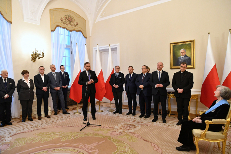 Warszawa, 24.01.2020. Prezydent Andrzej Duda, szef Gabinetu Prezydenta Krzysztof Szczerski i zastępca szefa Gabinetu Prezydenta Paweł Mucha, sekretarze stanu w Kancelarii Prezydenta Wojciech Kolarski i Andrzej Dera oraz wiceminister kultury i dziedzictwa narodowego Jarosław Sellin podczas uroczystości nadania Orderu Orła Białego Zofii Posmysz-Piaseckiej. Fot. PAP/P. Nowak