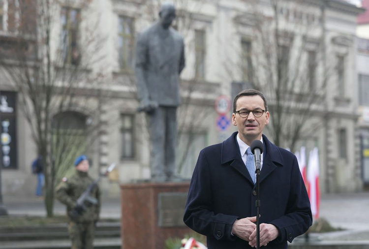 Premier Mateusz Morawiecki przemawia przed pomnikiem Leona Barciszewskiego na Wełnianym Rynku w Bydgoszczy. Fot. PAP/T. Żmijewski