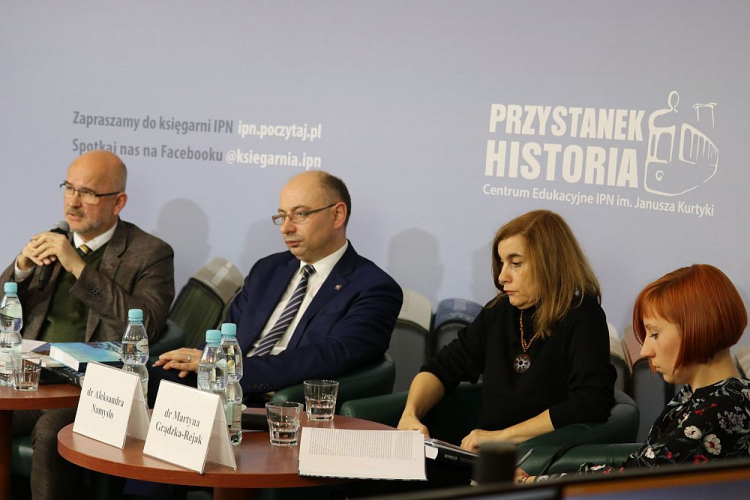 Warszawa, 16 01 2020. IPN, Przystanek Historia. Debata dot. publikacji „Represje za pomoc Żydom na okupowanych ziemiach polskich w czasie II wojny światowej”. Od lewej: dr hab. Grzegorz Berendt, dr Mateusz Szpytma, dr Aleksandra Namysło, dr Martyna Grądzka-Rejak. Źródło: IPN/A. Wierzchowska