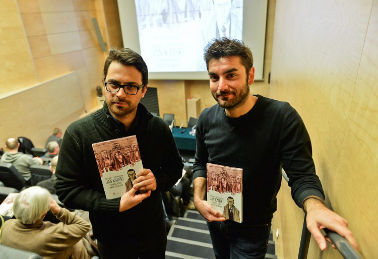 Autorzy komiksu „Jan Karski. Człowiek, który odkrył Holocaust”: Marco Rizzo (P) i Lelio Bonaccorso. 2015 r. Fot. PAP/M. Obara Autorzy komiksu „Jan Karski. Człowiek, który odkrył Holocaust”: Marco Rizzo (P) i Lelio Bonaccorso. 2015 r. Fot. PAP/M. Obara