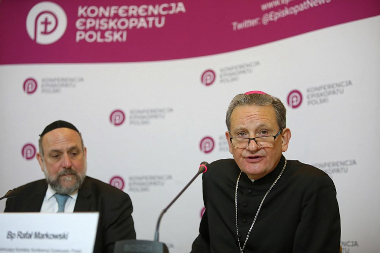 Naczelny rabin Polski Michael Schudrich (L) i przewodniczący Komitetu KEP ds. Dialogu z Judaizmem bp Rafał Markowski podczas konferencji prasowej z okazji XXIII Dnia Judaizmu w Kościele katolickim w Polsce. Fot. PAP/L. Szymański