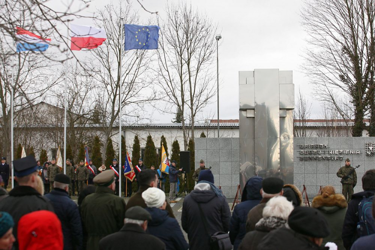 Uroczystości przed pomnikiem przy Muzeum Martyrologii w Słońsku podczas obchodów 75. rocznicy zagłady więźniów niemieckiego obozu Sonnenburg. Fot. PAP/L. Muszyński