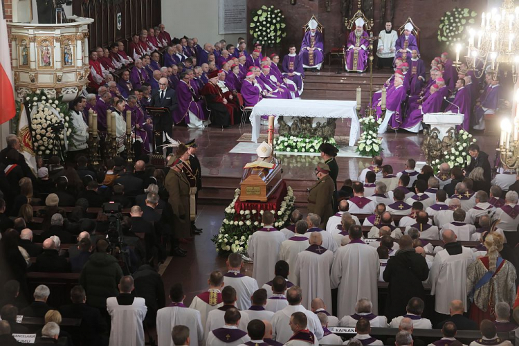 Uroczystości pogrzebowe bp. Stanisława Stefanka w katedrze św. Michała Archanioła w Łomży. Fot. PAP/A. Reszko