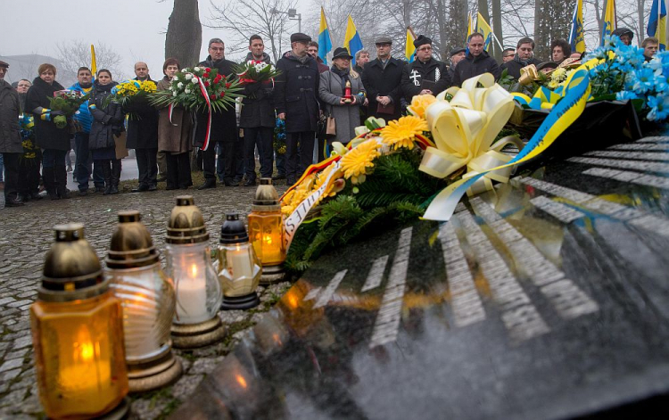 Marsz upamiętniający Tragedię Górnośląską przed bramą byłego obozu Zgoda w Świętochłowicach. 27.01.2018. Fot. PAP/Andrzej Grygiel