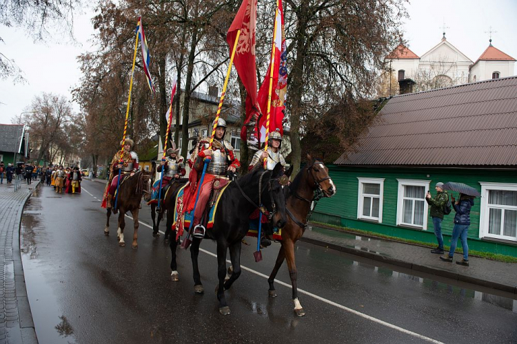 Białostocka Chorągiew Husarii podczas uroczystych obchodów Narodowego Święta Niepodległości Polski w Trokach. 10.11.2019. Fot. PAP/V. Doveiko Białostocka Chorągiew Husarii podczas uroczystych obchodów Narodowego Święta Niepodległości Polski w Trokach. 10.11.2019. Fot. PAP/V. Doveiko