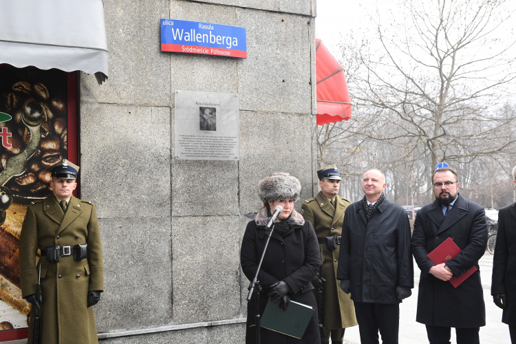 Warszawa, 17.01.2020. Sekretarz stanu w Kancelarii Prezydenta Wojciech Kolarski, wiceminister spraw zagranicznych Paweł Jabłoński i ambasador Węgier Orsolya Zsuzsanna Kovacs przed tablicą upamiętniającą Raoula Wallenberga. Fot. PAP/R. Pietruszka Warszawa, 17.01.2020. Sekretarz stanu w Kancelarii Prezydenta Wojciech Kolarski, wiceminister spraw zagranicznych Paweł Jabłoński i ambasador Węgier Orsolya Zsuzsanna Kovacs przed tablicą upamiętniającą Raoula Wallenberga. Fot. PAP/R. Pietruszka