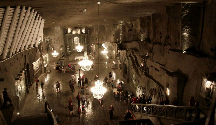 Turyści zwiedzają Kaplicę św. Kingi w zabytkowej części kopalni soli w Wieliczce. Fot. PAP/L. Muszyński
