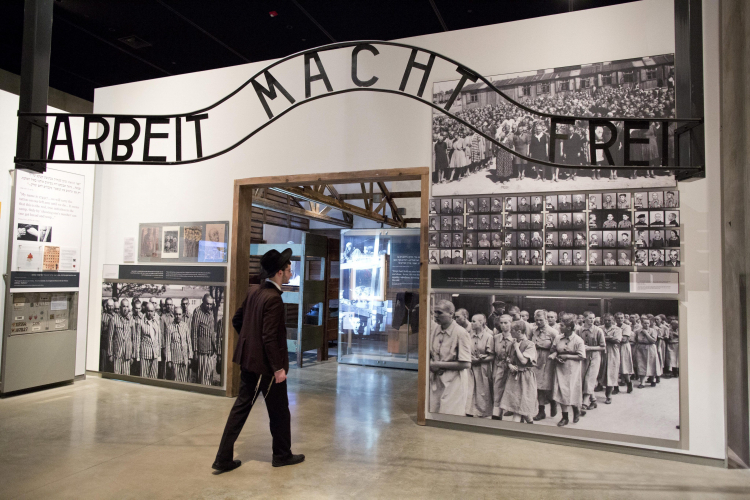 Jerozolima 26.01.2017 . Jedna z ekspozycji Yad Vashem. Fot. PAP/EPA