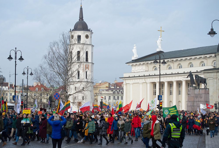 Uczestnicy uroczystego pochodu przez Wilno z okazji obchodów Dnia Odzyskania Niepodległości przez Litwę. 16.02.2020. Fot. PAP/V. Doveiko