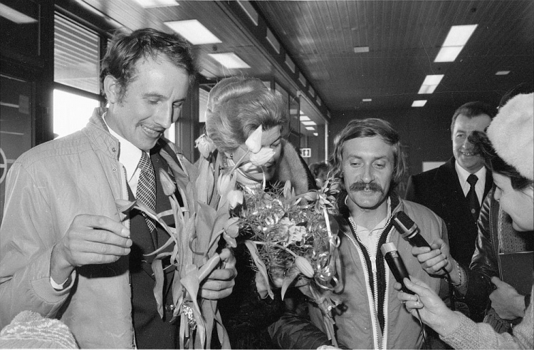 Himalaiści Leszek Cichy (L) i Krzysztof Wielicki (2L) udzielają wywiadu na lotnisku Okęcie. Warszawa, 16.03.1980. Fot. PAP/CAF/T. Zagoździński