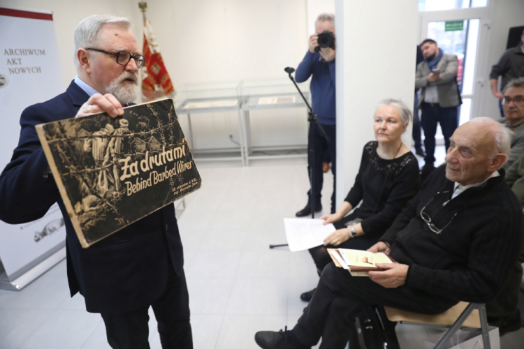 Warszawa, 06.02.2020. Dyrektor Archiwum Akt Nowych Tadeusz Krawczak (L) oraz redaktorzy Zbigniew Hirsz (2P) oraz Barbara Hirsz (3L) podczas uroczystości przekazania do zasobu Archiwum historycznych grypsów z niemieckiego obozu koncentracyjnego na Majdanku, 6 bm. w Warszawie. Autorem grypsów był członek ruchu oporu na terenie obozu Henryk Jerzy Szczęśniewski ps. Żuraw, harcmistrz RP, żołnierz AK. Fot. PAP/T. Gzell