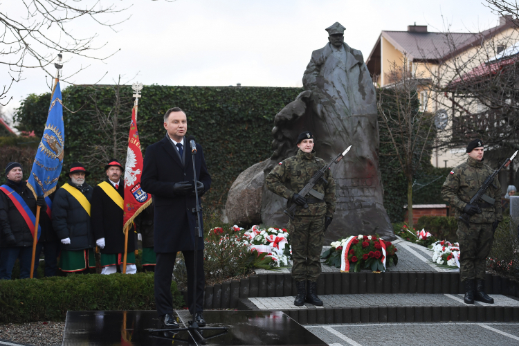  Prezydent Andrzej Duda (L) podczas spotkania z mieszkańcami pod pomnikiem generała Józefa Hallera we Władysławowie. Fot. PAP/M. Gadomski
