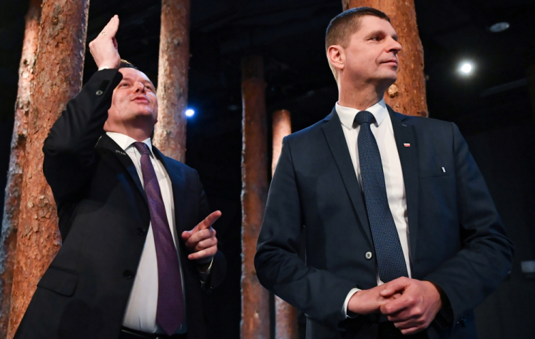 Warszawa, 06.02.2020. Minister edukacji narodowej Dariusz Piontkowski (P) oraz dyrektor muzeum Marcin Adamczewski (L) podczas lekcji historii poświęconej życiu św. Jana Pawła II oraz prymasa Stefana Wyszyńskiego, w Muzeum Jana Pawła II i Prymasa Wyszyńskiego w Warszawie. Fot. PAP/P. Nowak