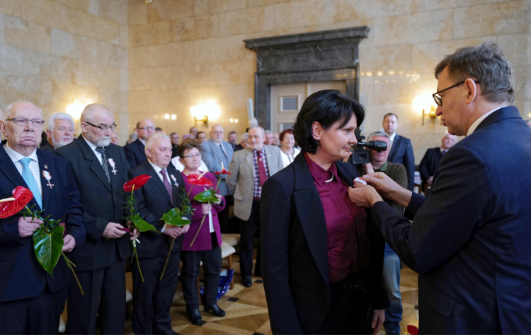 Prezes IPN Jarosław Szarek (P) oraz odznaczona Maria Czarnecka (C) podczas uroczystości wręczenia Krzyży Wolności i Solidarności. Fot. PAP/A. Grygiel