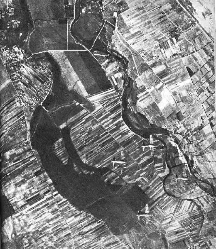 Warszawa, 18 09 1944. Amerykańskie samoloty Boeing B-17 przelatują nad miastem, dokonując zrzutów dla walczącej stolicy. Źródło: Wikipedia Commons/eng