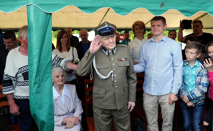 Andrzej Kiszka ps. Dąb (C) podczas uroczystości wręczenia nominacji na stopień majora Wojska Polskiego w Siennie Dolnym. 2016 r. Fot. PAP/M. Bielecki