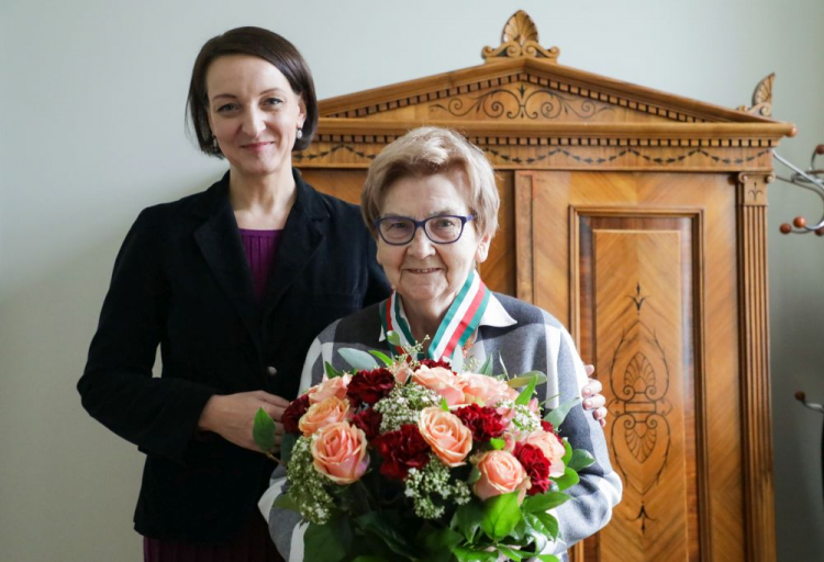 Profesor Maria Magdalena Blomberg odznaczona Złotym Medalem Gloria Artis (P) oraz wiceminister kultury Magdalena Gawin. Fot. Danuta Matloch. Źródło: www.gov.pl