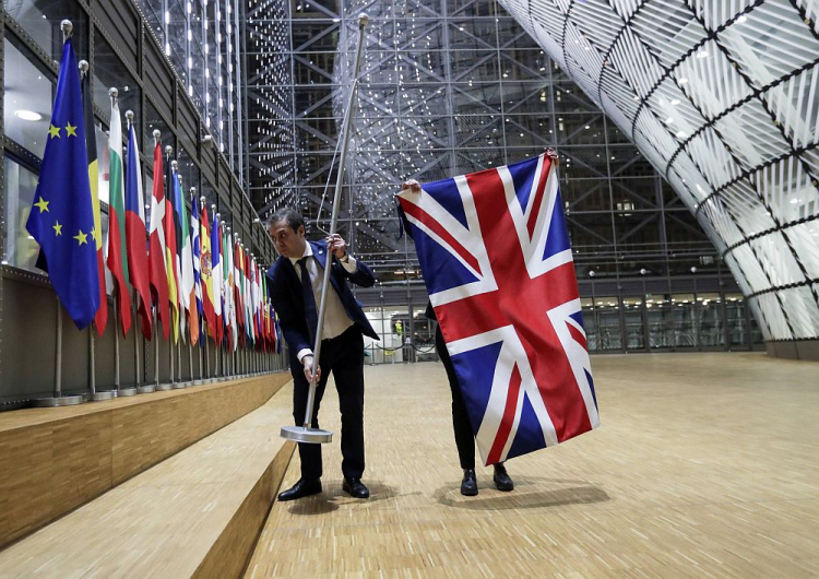 Demontaż brytyjskiej flagi w siedzibie Rady Europejskiej. 31.01.2020. Fot. PAP/EPA