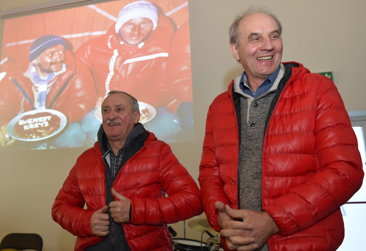 Zawoja 15.02.2015. Himalaiści, pierwsi zdobywcy Mount Everestu zimą, Krzysztof Wielicki i Leszek Cichy na otwarciu pierwszego w Polsce Centrum Górskiego Korona Ziemi w Zawoi. Fot. PAP/J. Bednarczyk