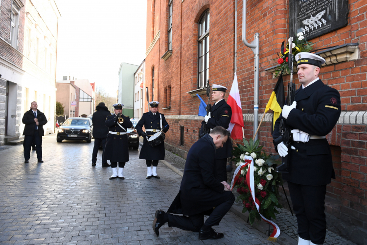 Puck, 10.02.2020. Prezydent Andrzej Duda składa wieniec pod tablicą w Pucku, upamiętniającą mieszkańców miasta wywiezionych i pomordowanych przez Niemców w lasach piaśnickich w 1939 roku. Fot. PAP/M. Gadomski