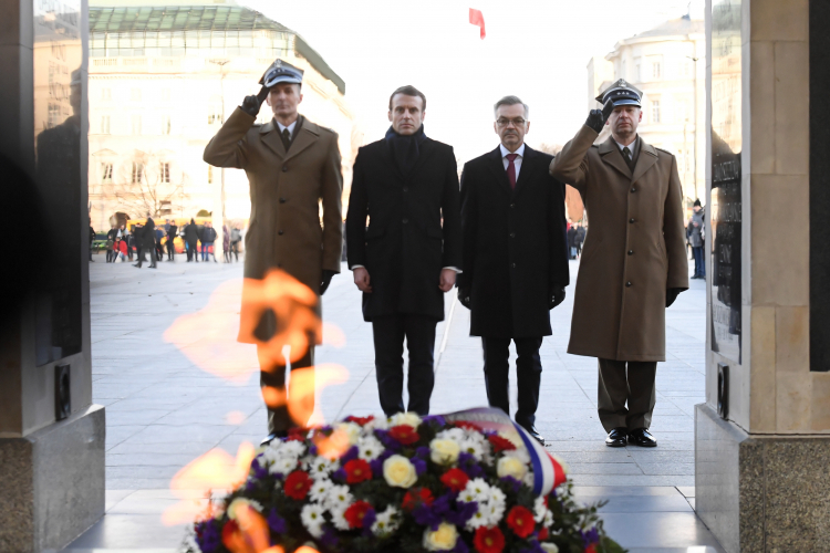 rezydent Francji Emmanuel Macron (2L) oraz szef Protokołu Dyplomatycznego MSZ Krzysztof Krajewski (2P) składają wieńce na Grobie Nieznanego Żołnierza. Fot. PAP/P. Nowak